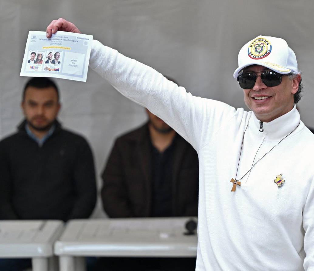 El presidente Gustavo Petro mostró su voto nuevamente. FOTO: AFP.