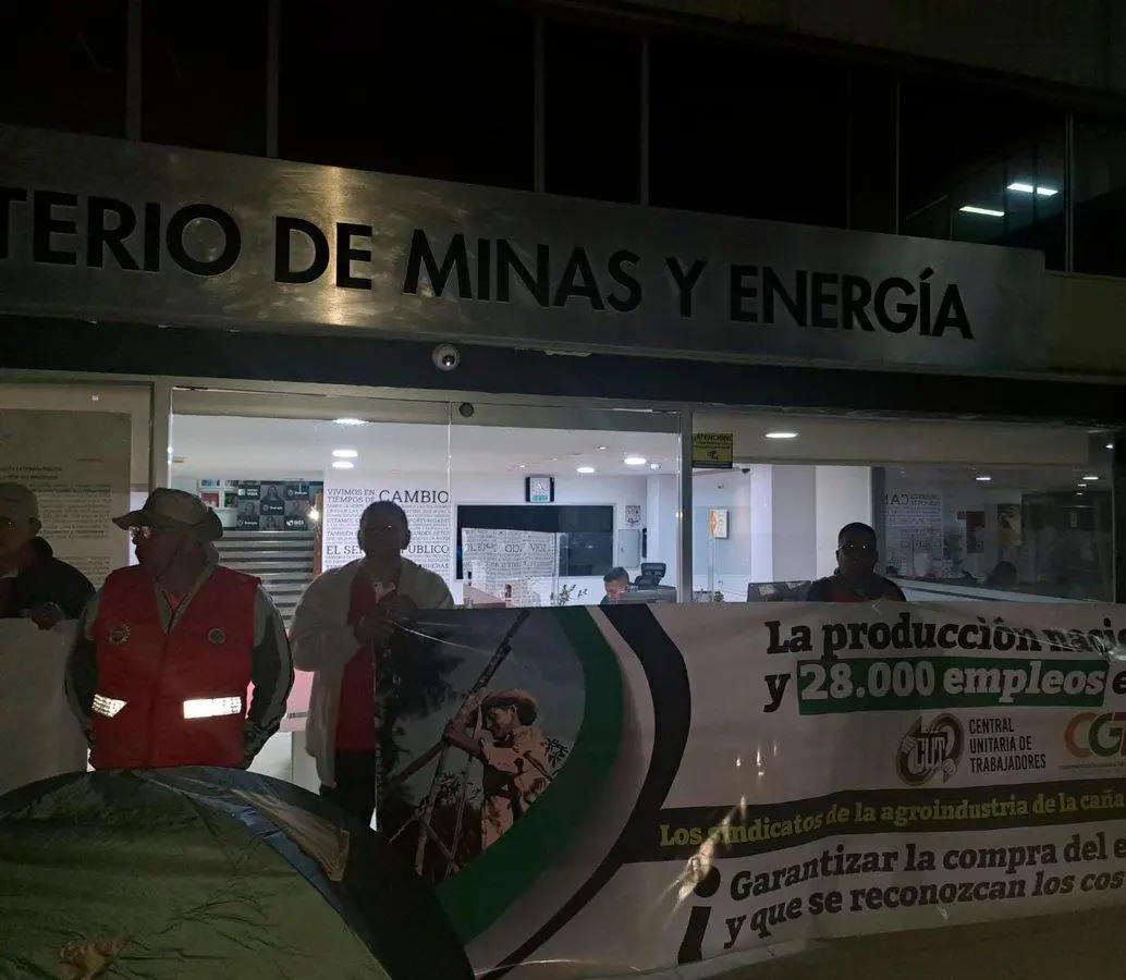 El Sindicato de Trabajadores Agrícolas Sintrainagro, la Central Unitaria de Trabajadores (CUT), la Confederación de Trabajadores de Colombia (CTC) y la Confederación General del Trabajo Autónoma e Independiente (CGT), advierteN sobre una grave crisis en la comercialización del etanol. FOTO TOMADA DE X (@supershadai).