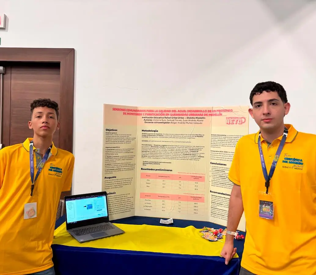 Los estudiantes de grado once lograron llevar a un escenario internacional su proyecto que nació en un aula de un colegio en La América. FOTO: ALCALDÍA DE MEDELLÍN