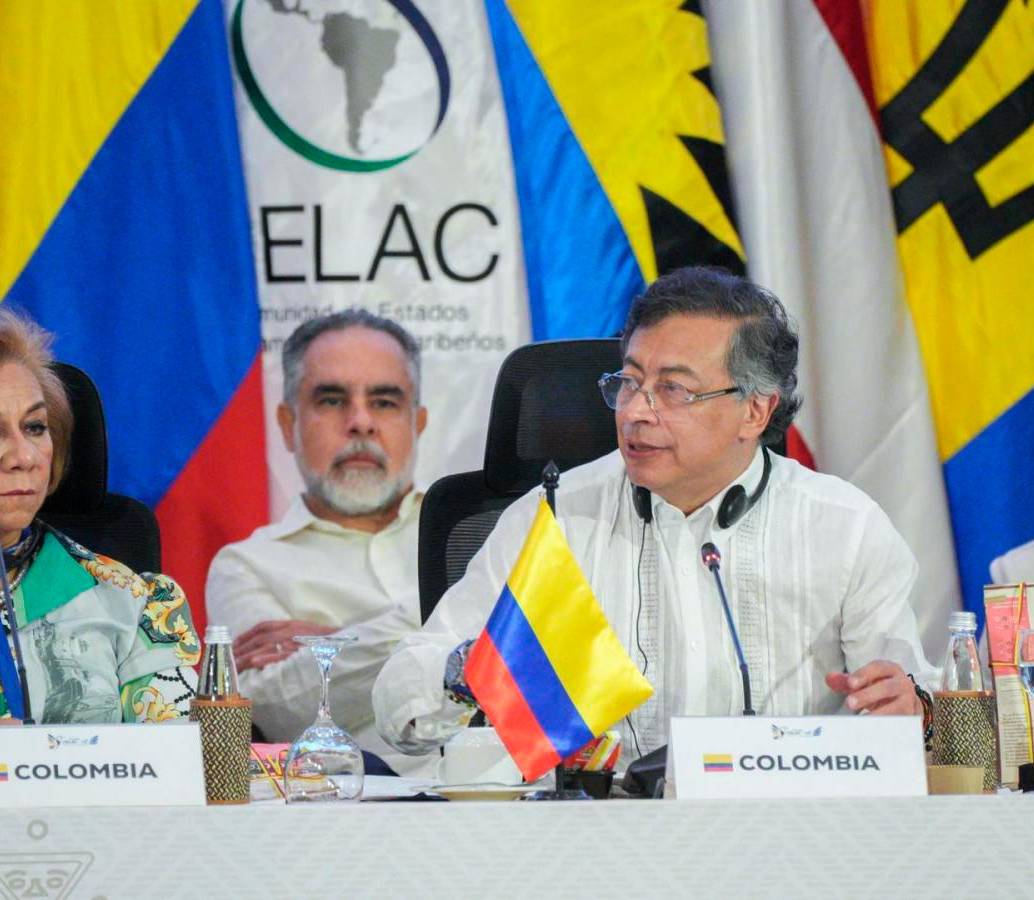 El presidente Petro estuvo en el acto en compañía de Armando Benedetti y de Rosa Villavicencio. Foto;: Cortesía Presidencia de la República.