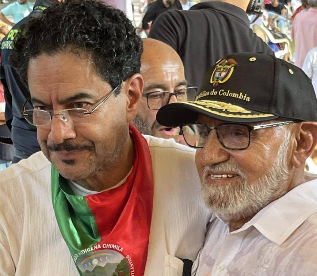 Iván Cepeda junto a “El Cura” Hoyos. Foto: Redes Sociales.