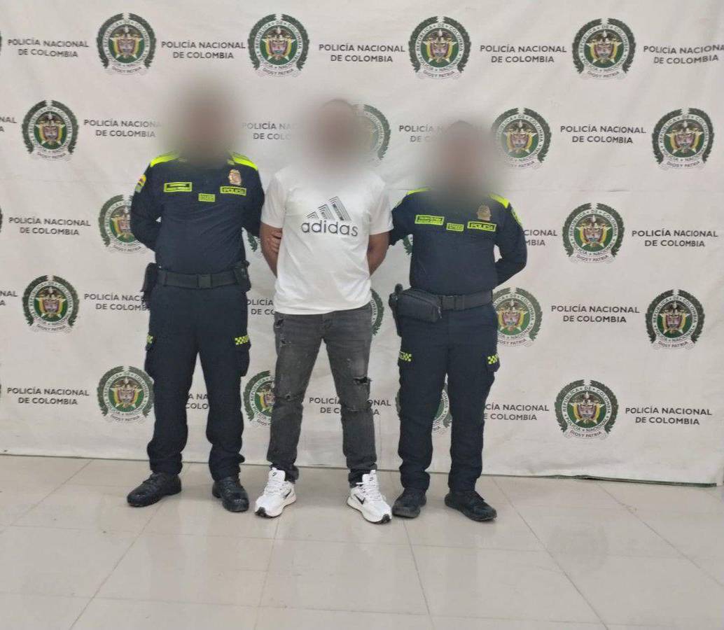 Imagen de la captura del hombre en el vecino departamento de Córdoba a donde había huido. FOTO: imagen tomada de redes.