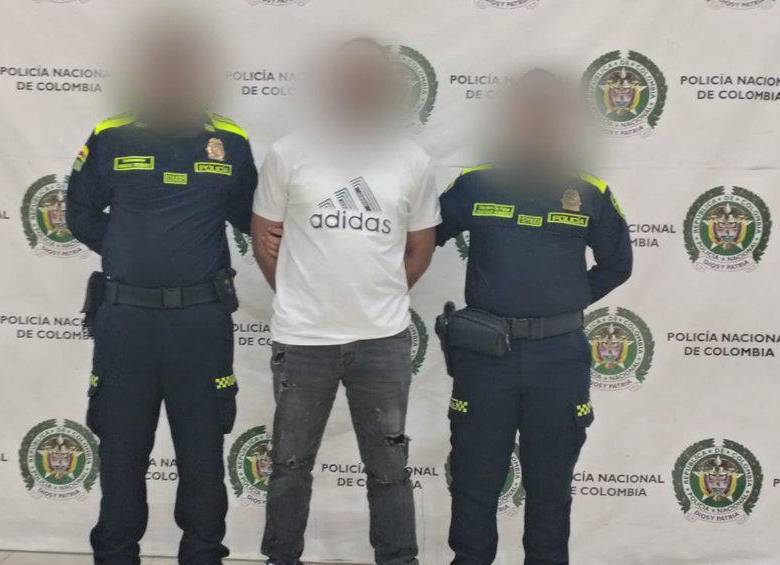 Imagen de la captura del hombre en el vecino departamento de Córdoba a donde había huido. FOTO: imagen tomada de redes.