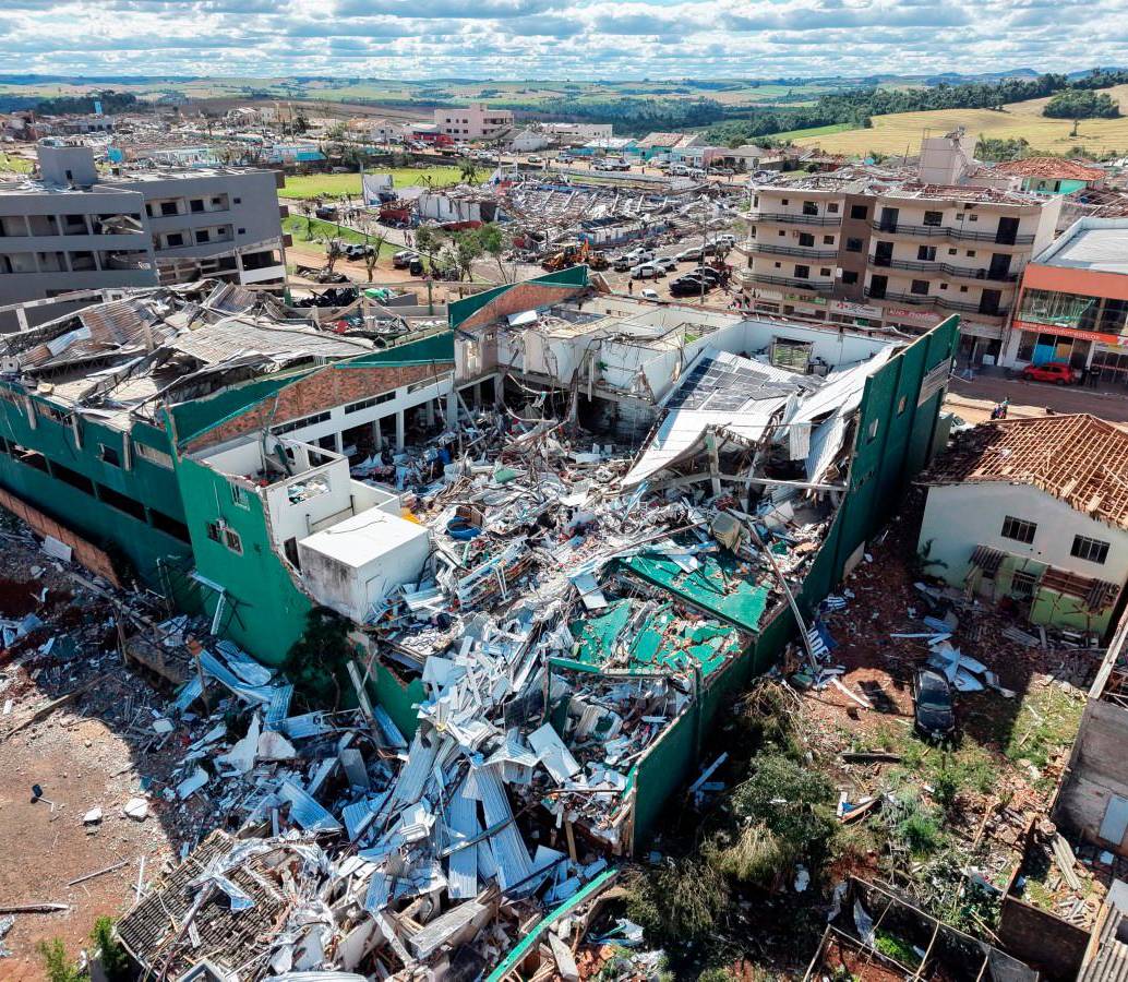 Una vista aérea muestra la destrucción causada por un tornado que azotó la ciudad de Rio Bonito do Iguaçu, en el estado brasileño de Paraná. Foto;: Afp
