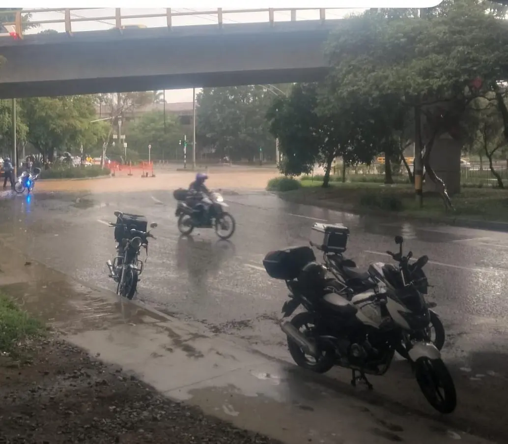 Así lucía la glorieta de Monterrey, en el barrio Patio Bonito, en El Poblado. Esta imagen cada vez se vuelve más frecuente cada que llueve en este sector de la ciudad. FOTO: <b>CORTESÍA</b>