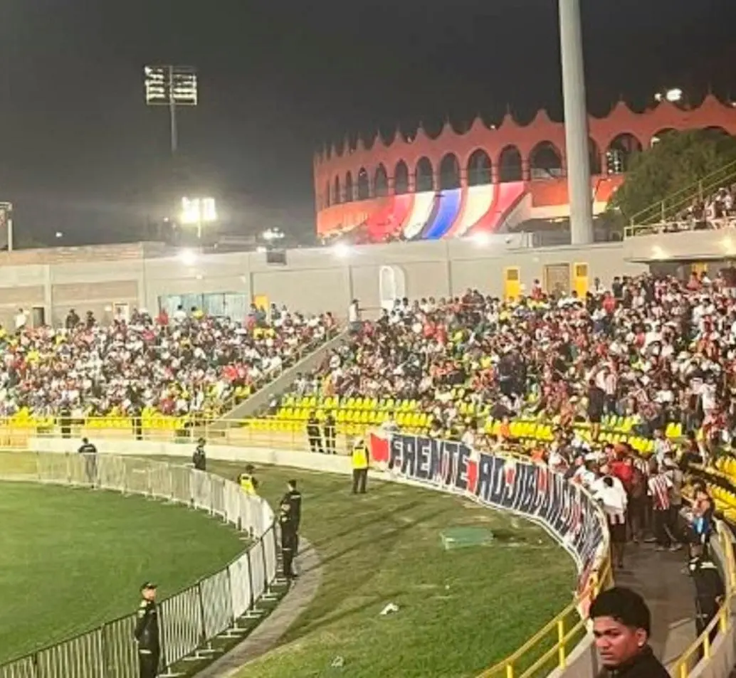 La hinchada de Junior acompañó a su equipos en las tribunas del estadio de Cartagena. Lástima los incidentes que se presentaron al final. FOTO TOMADA DE X
