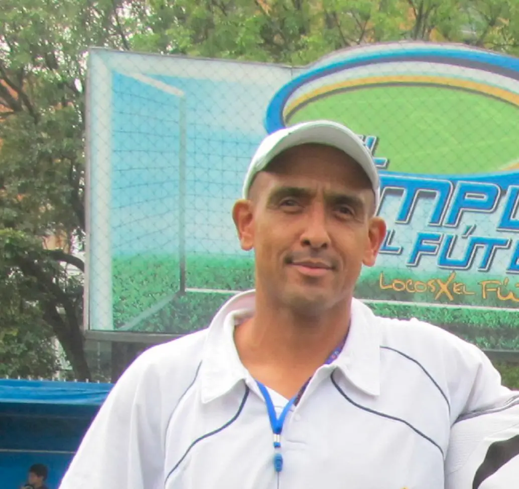 En la imagen aparece León Atehortúa, quien estaba dedicado a la formación de nuevos talentos. FOTO JENNIFER VILLAFAÑE