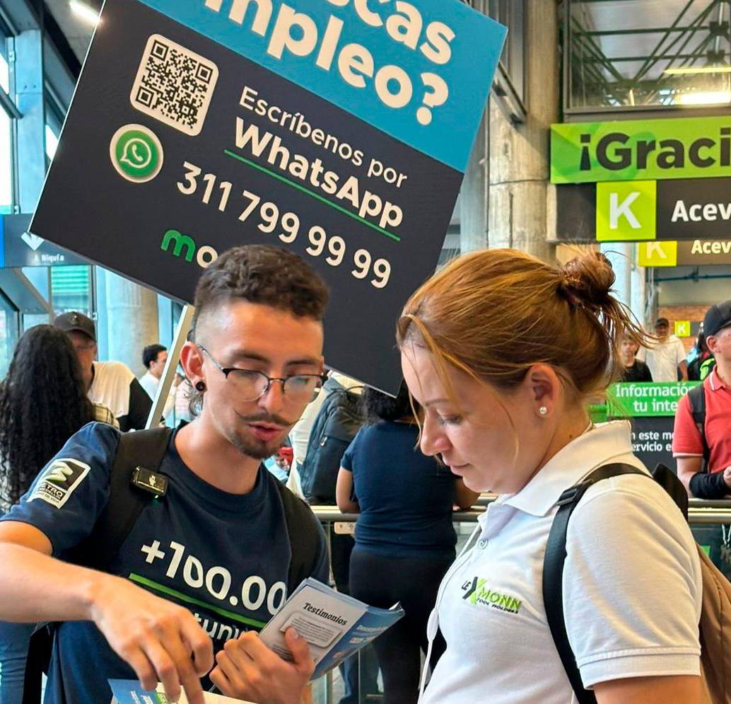 Personal de Magneto Empleos realizando registro de usuarios en las estaciones del Metro de Medellín. FOTO: CORTESÍA 