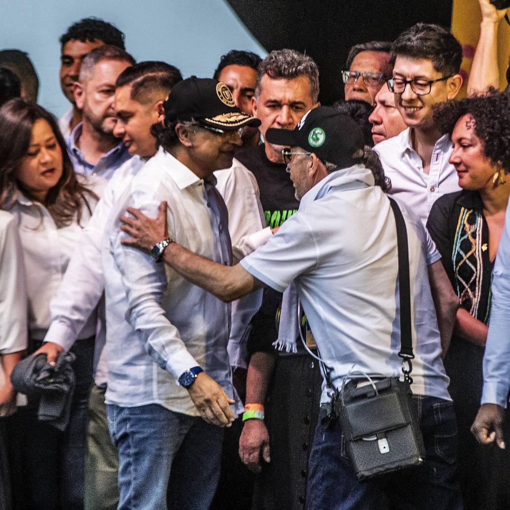 En junio del año pasado, el presidente Gustavo Petro realizó un evento en La Alpujarra en el que subió a los jefes de combos a una tarima. FOTO: El Colombiano