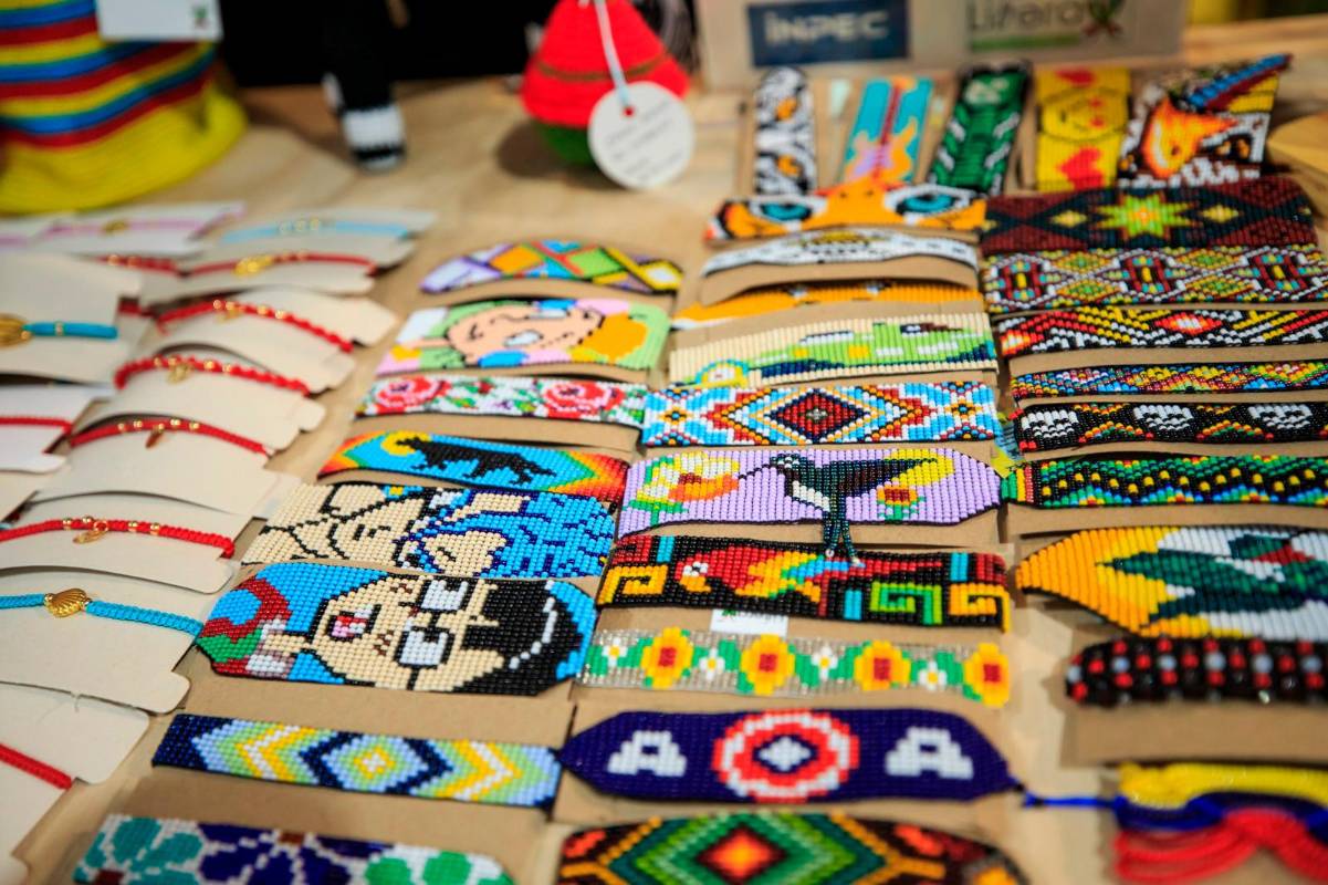 Esta estrategia incluye formación en artes y oficios como carpintería, marroquinería, confección o panadería, pero también les dan herramientas para que puedan emprender y los capacitan en habilidades emocionales, de modo que no solo encuentren formas de sustento, sino que también logren una exitosa resocialización familiar y social. FOTO Camilo Suárez