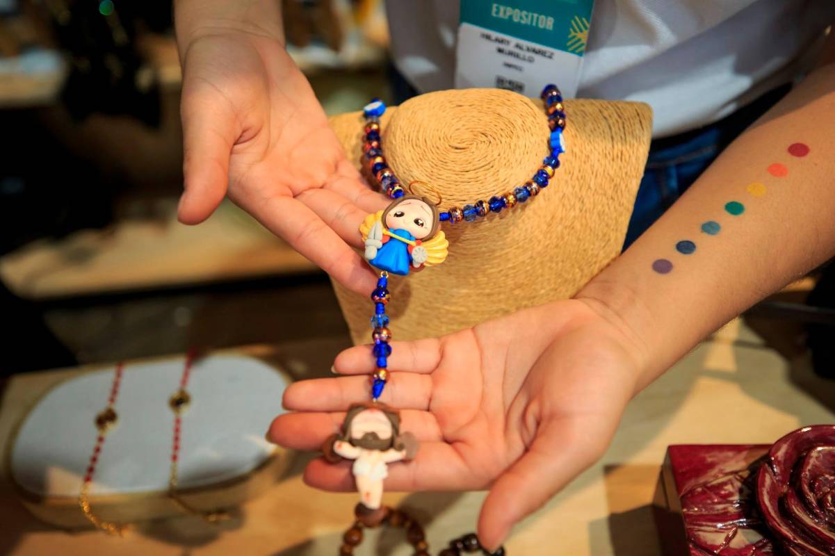 Los productos son elaborados por los privados de la libertad como parte de sus procesos de resocialización. Entre ellos se encuentran mochilas, bolsos, llaveros, cuadros, pulseras, atrapasueños, relojes, bisutería, artesanías de madera y tapetes, entre otros que han tenido muy buena acogida en el público. FOTO Camilo Suárez