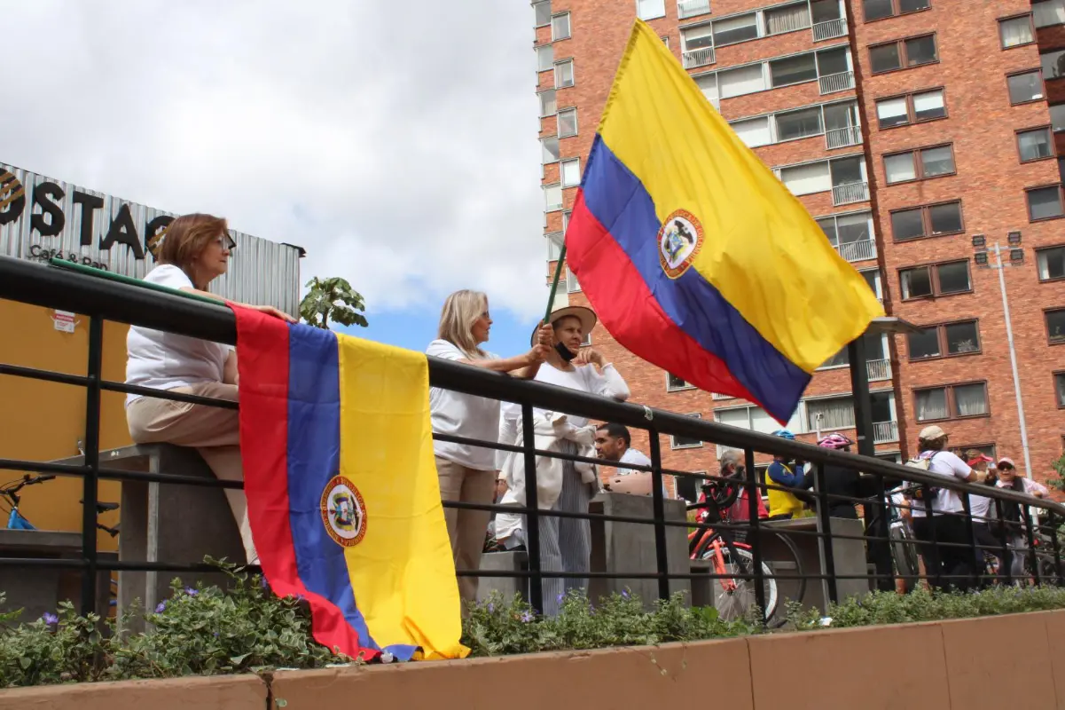 Las banderas de Colombia ondearon en manos de manifestantes que expresaron su rechazo a la violencia política en el país. Foto: Loren Buitrago