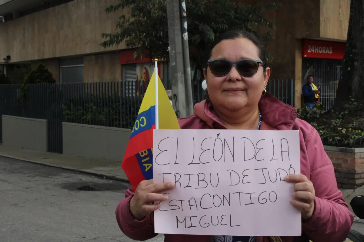 Con carteles hechos a mano, ciudadanos expresaron su apoyo al senador. Foto: Loren Buitrago