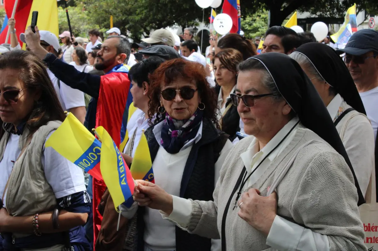El blanco predominó en la jornada de las Marchas del Silencio en rechazo al atentado hacia Miguel Uribe. Foto: Loren Buitrago