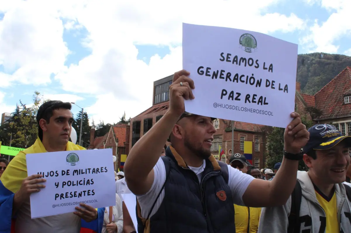 Varios colectivos se sumaron a la movilización que exigieron respeto por la paz y la democracia. Foto: Loren Buitrago
