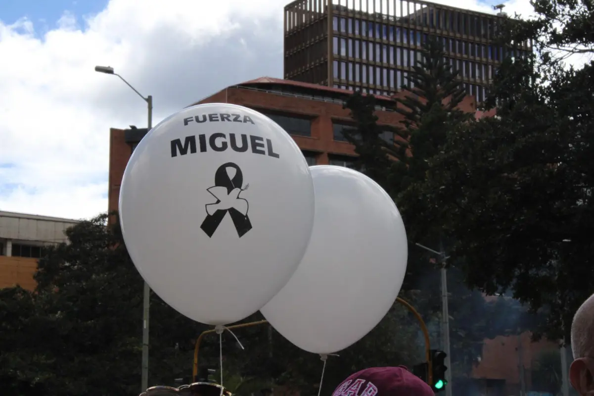 Un mar de globos blancos marcó el paso de los manifestantes por las calles de Bogotá, Medellín, Cali, Barranquilla y otras ciudades del país. Foto: Loren Buitrago