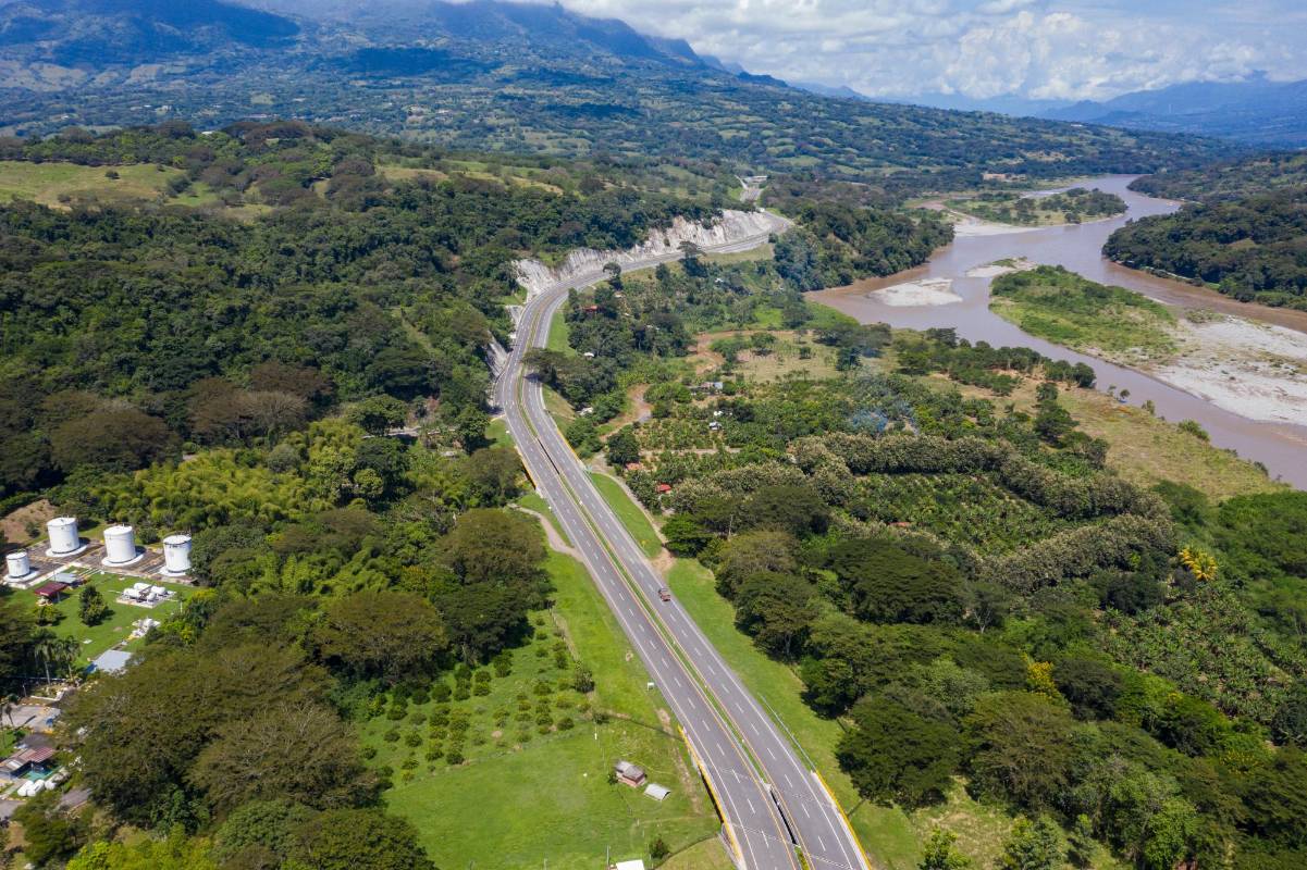 Tras más de seis años de trabajo, el departamento estrena hoy su primera autopista de cuarta generación. Foto Manuel Saldarriaga