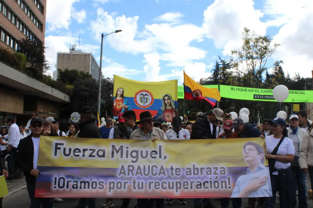  El rostro de Miguel Uribe impreso en carteles estuvo presente en las manos de cientos de asistentes. Foto: Loren Buitrago