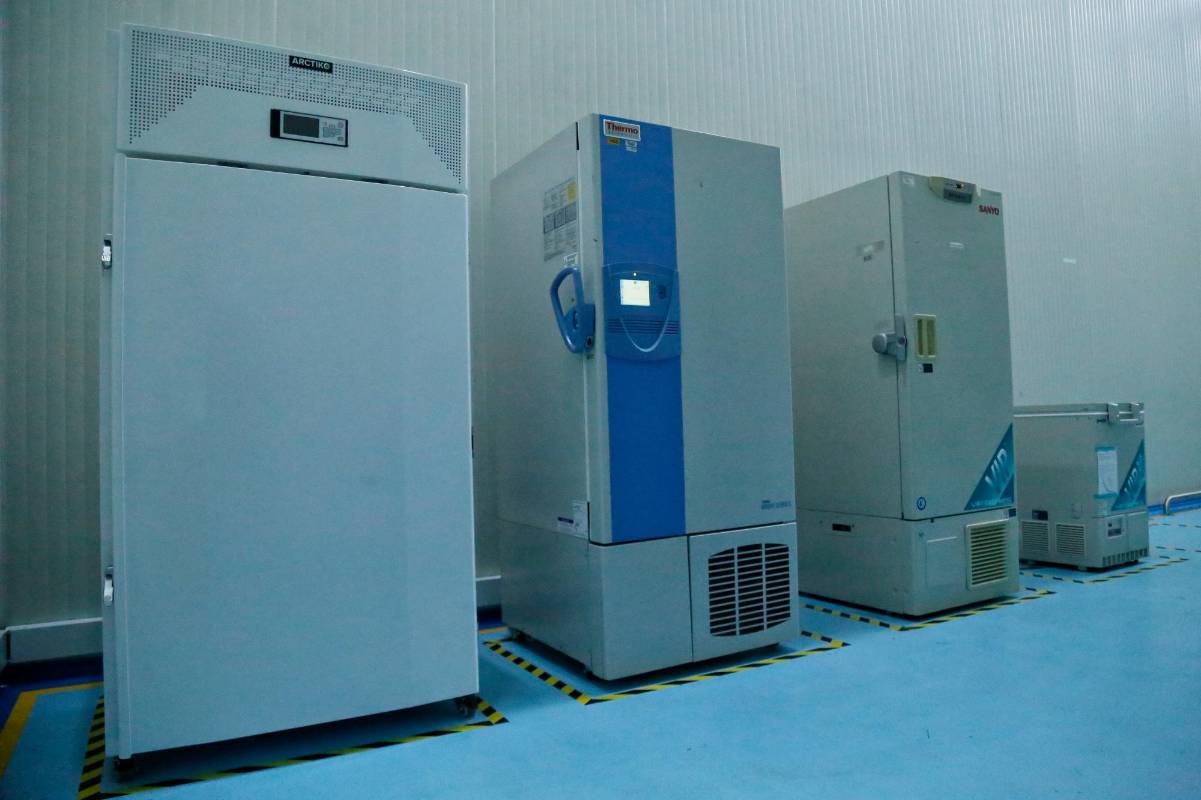 Este cuarto también se utiliza para almacenar y cargar las pilas congeladas que se usan en las cajas de las vacunas para mantener la temperatura necesaria y transportarla de manera adecuada y segura a las regiones del país. FOTO COLPRENSA