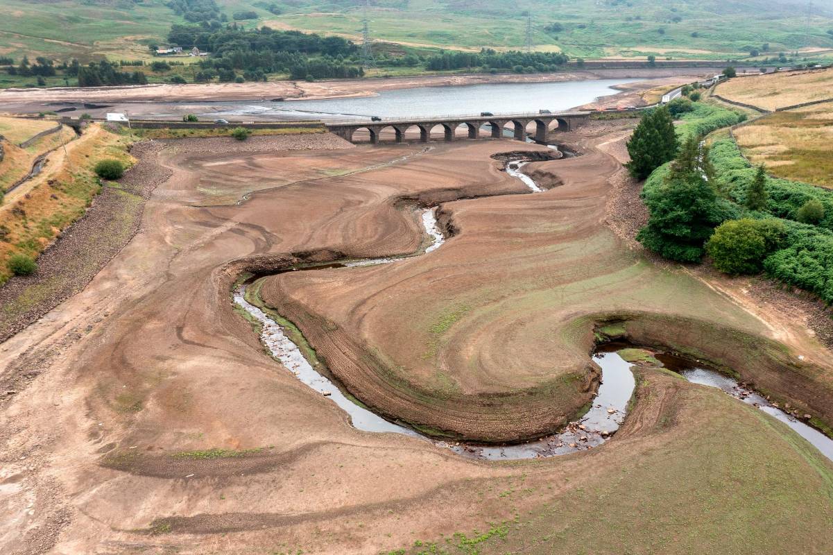 El embalse de Woodhead, al norte de Inglaterra, uno de los importantes del país, se está secando rápidamente por la falta de lluvias y la fuerte ola de calor. Foto: Getty