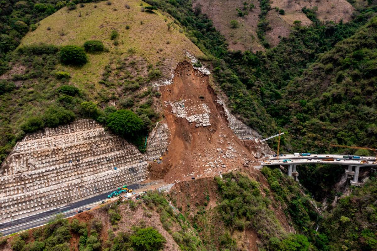Cayeron miles de metros cúbicos de tierra sobre el nuevo corredor vial, el cual aún no se encuentra en operación. Foto: Camilo Suárez Echeverry