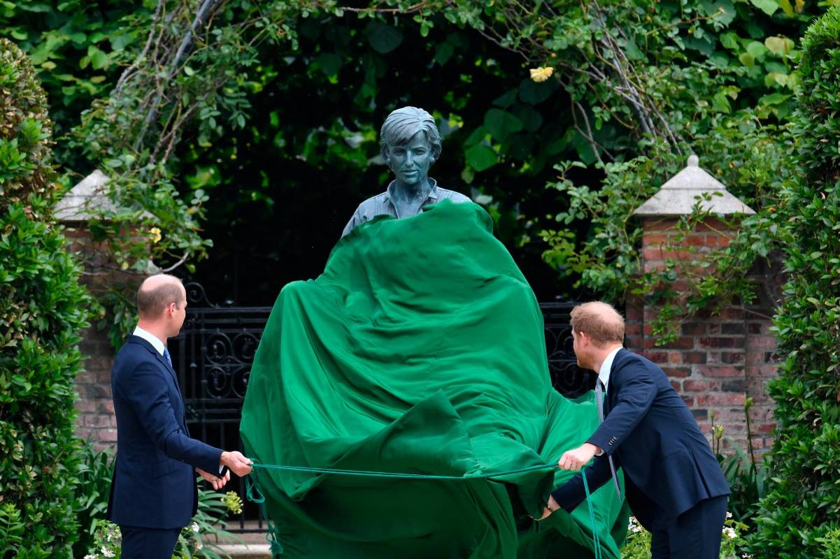 El príncipe Guillermo de Gran Bretaña, duque de Cambridge (izquierda) y su hermano Harry develan una estatua que encargaron de su madre Diana, princesa de Gales. Foto: EFE