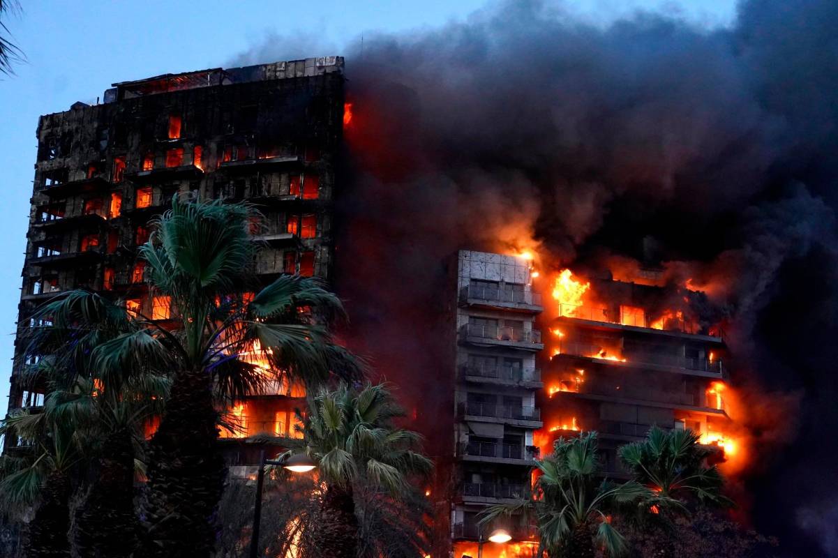 El exterior del edificio, estaba recubierto con un material inflamable, el poliuretano, lo que provocó la rápida expansión del fuego. Foto: Getty