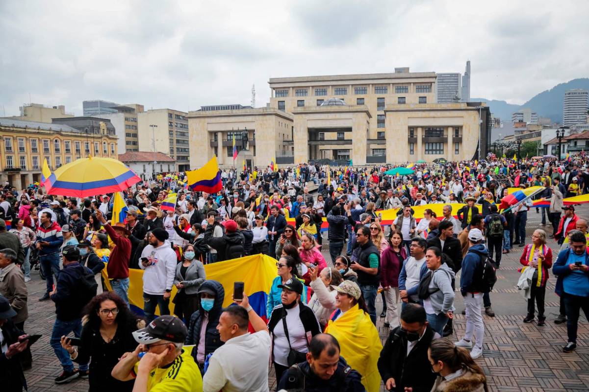 La movilización en Bogotá llegó a la Plaza de Bolívar y esta fue acompañada por algunos líderes de oposición en el Congreso. Foto: Colprensa