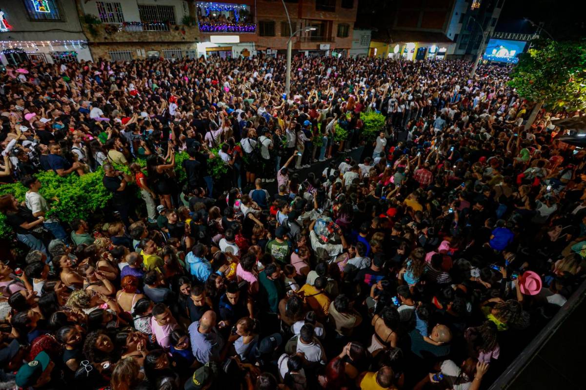 El concierto comenzó a las 9:00 p.m., personas desde la 5:00 p.m. las calles estaban copadas. La asistencia fue masiva en cada uno de los 25 municipios en los que se vio el show de Karol G en pantalla gigante. FOTO Manuel Saldarriaga