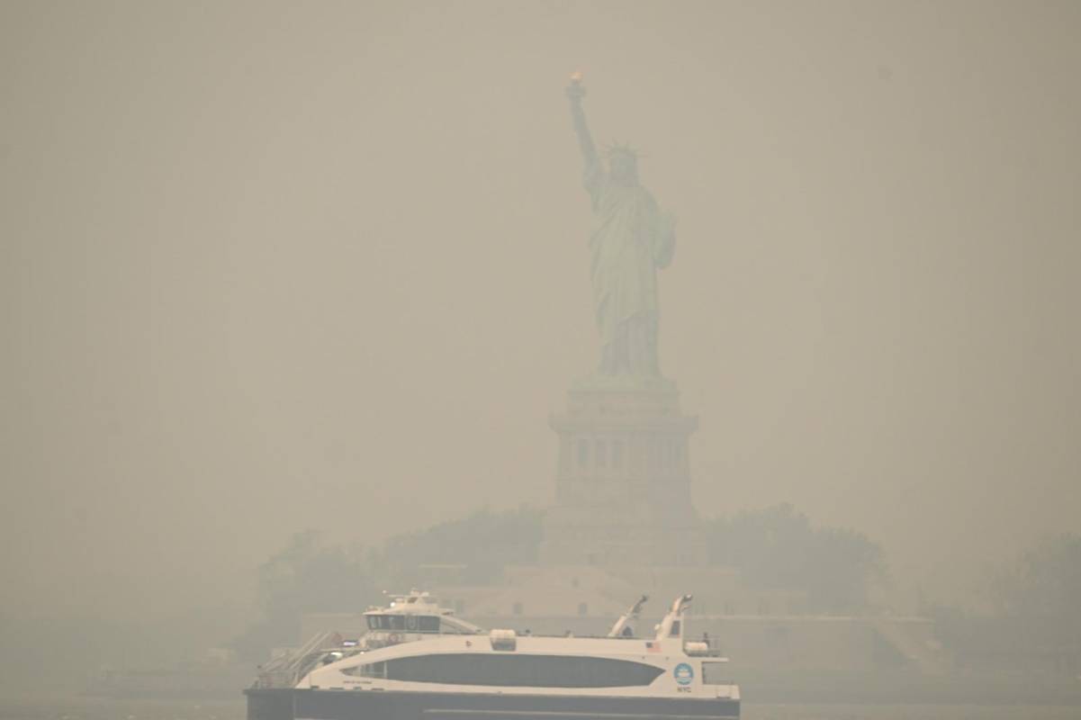 Más de 100 millones de personas están bajo alerta por aire insalubre en Estados Unidos debido al humo de los incendios en Canadá, informó la agencia de protección ambiental. FOTO: GETTY