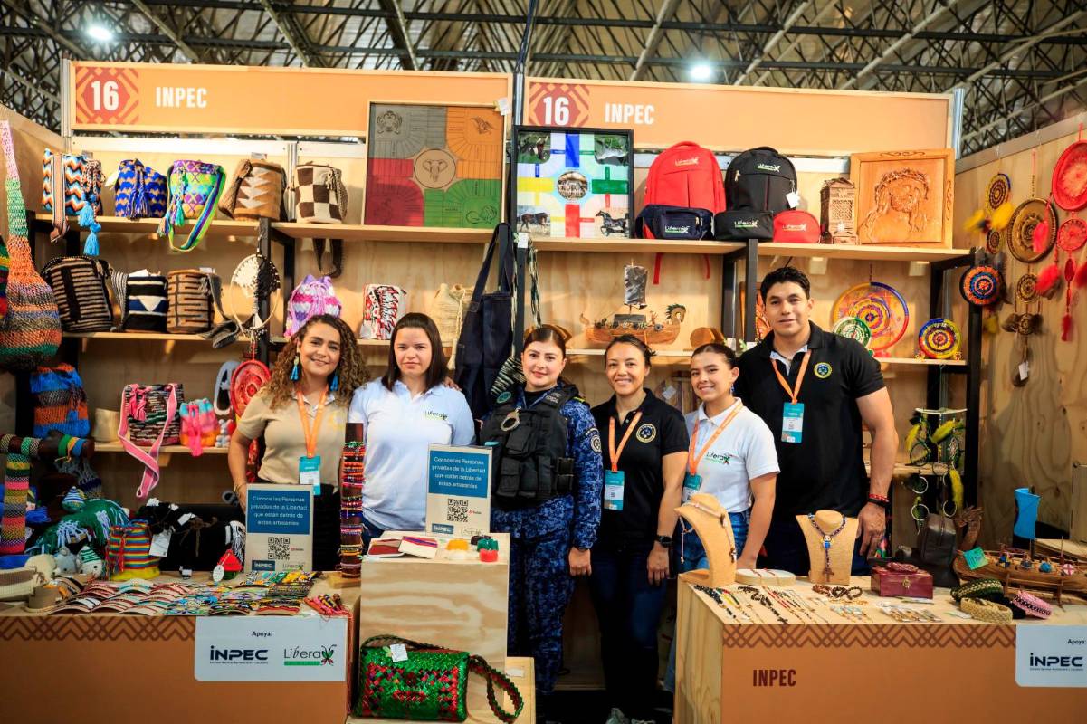El dinero que recaudan con la ventas de los productos se les entrega a los artesanos para que compren nuevos insumos o aporten al sustento económico de sus familias. FOTO Camilo Suárez