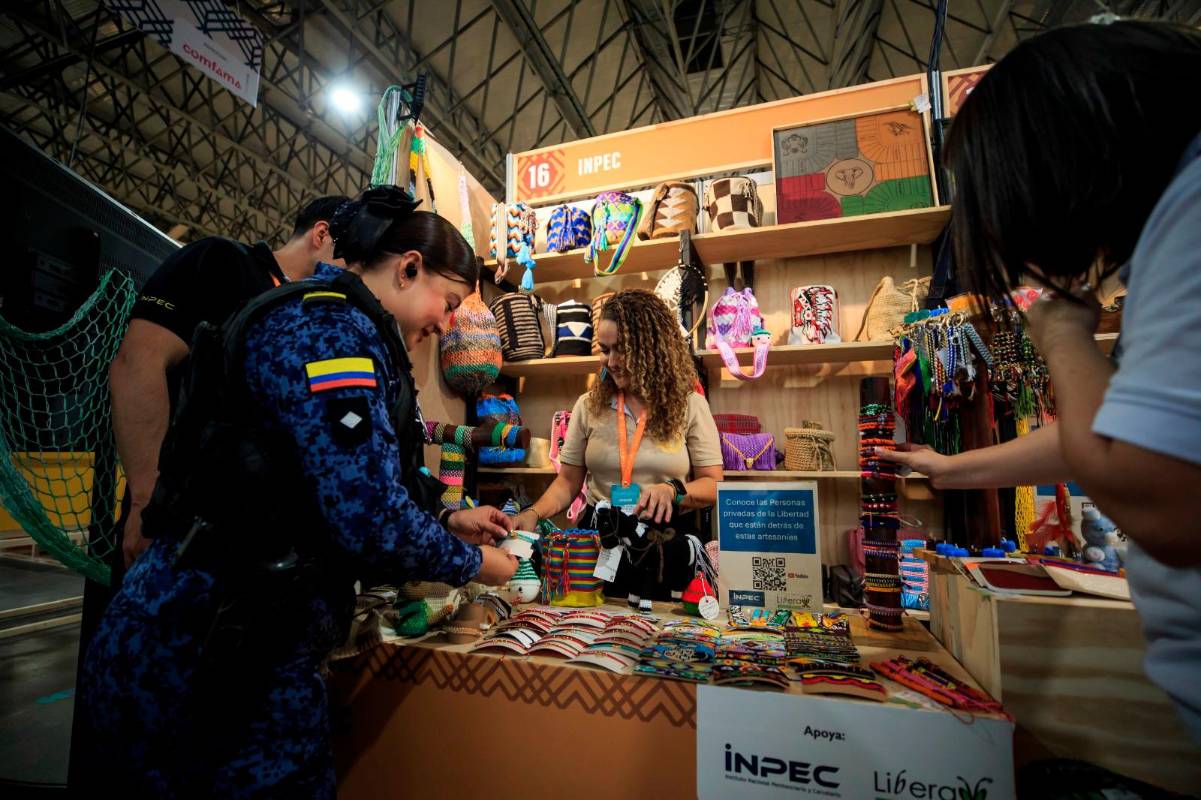 Para desarrollar estas creaciones, las personas privadas de la libertad se han formado con otros internos que hacen las veces de profesores voluntarios, pero también con instituciones educativas como el Sena y otras universidades reconocidas. FOTO Camilo Suárez