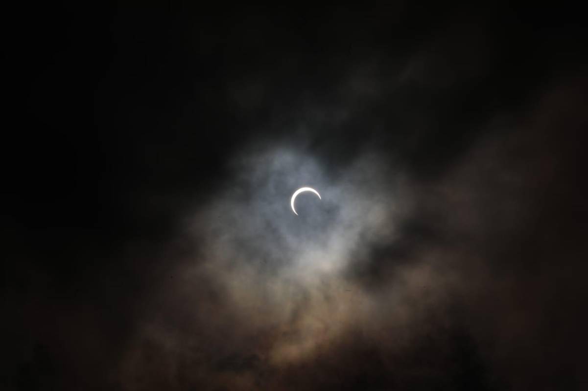 El punto máximo del fenómeno ocurrió a las 13:36:09 horas, con un 92.6% del sol cubierto. Foto: Carlos Velásquez, El Colombiano