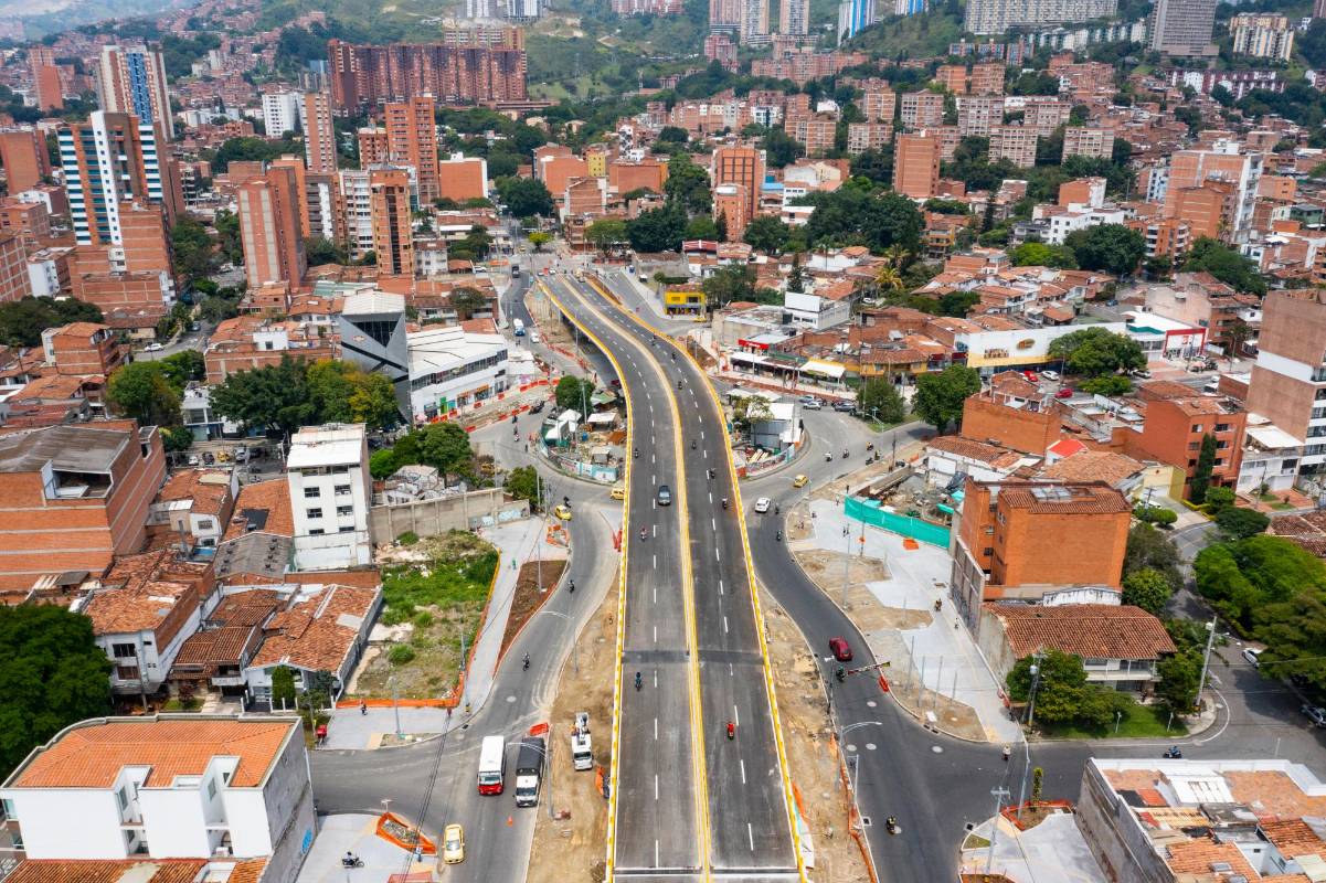 Las rutas de buses continuarán circulando por los bajos hasta tanto no se tenga el paso las 24 horas. . Foto: Manuel Saldarriaga Quintero.