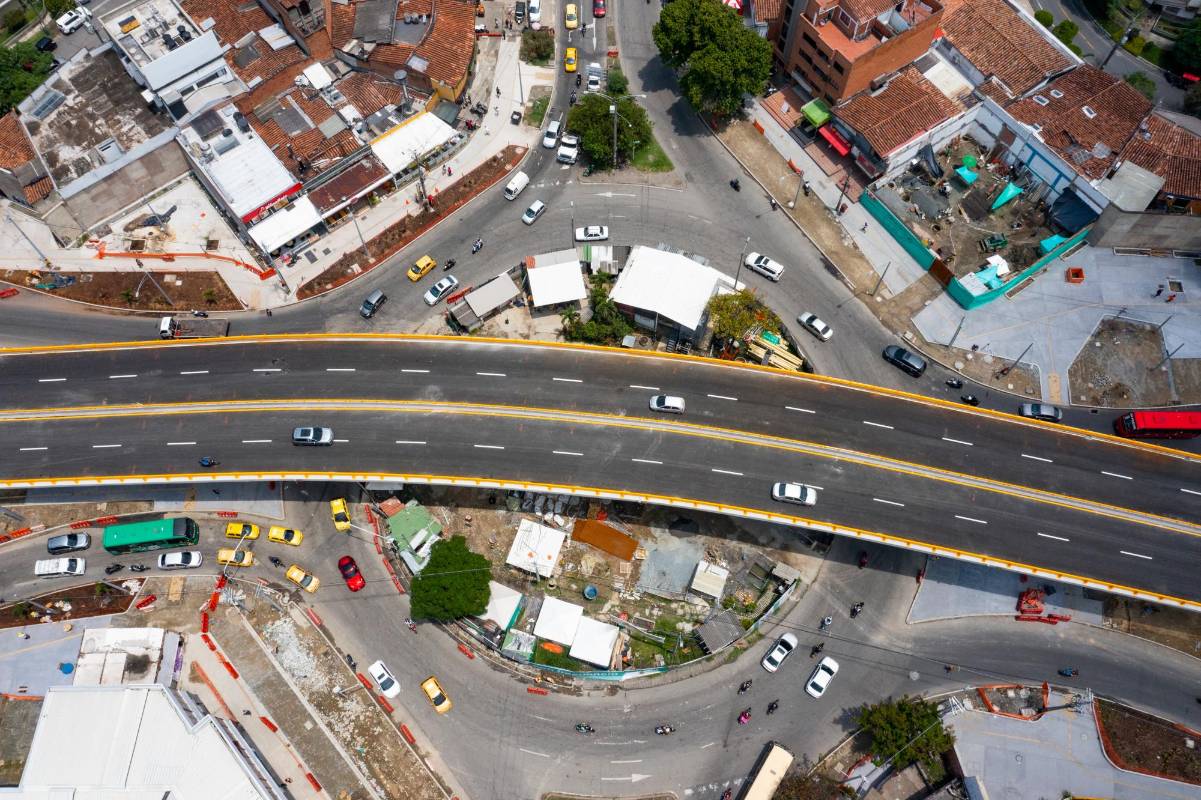 También quedan por ultimar los detalles de los pasos peatonales seguros, con los cuales se pretende garantizar el tránsito de las personas y de los ciclistas. Foto: Manuel Saldarriaga Quintero.