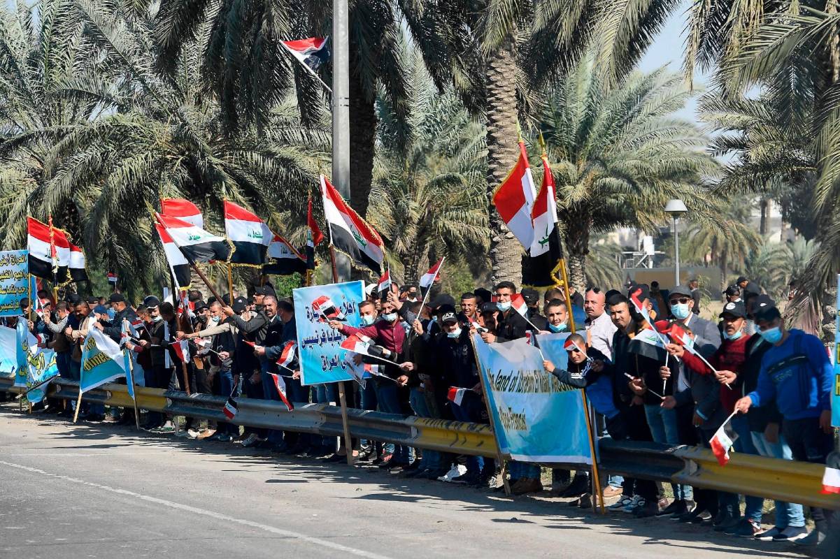 La gente en las calles de Bagdad siguió el pasó de el Papa Francisco. Foto: Efe