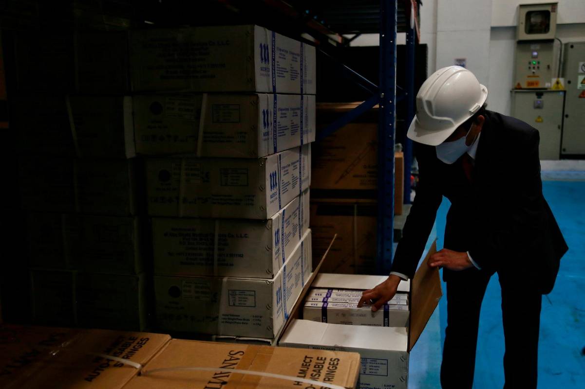 La bodega consta inicialmente de un área seca de aproximadamente 600 metros cuadrados, donde se almacenan todas las jeringas y los diluyentes que necesitan algunas vacunas para ser activadas. FOTO COLPRENSA