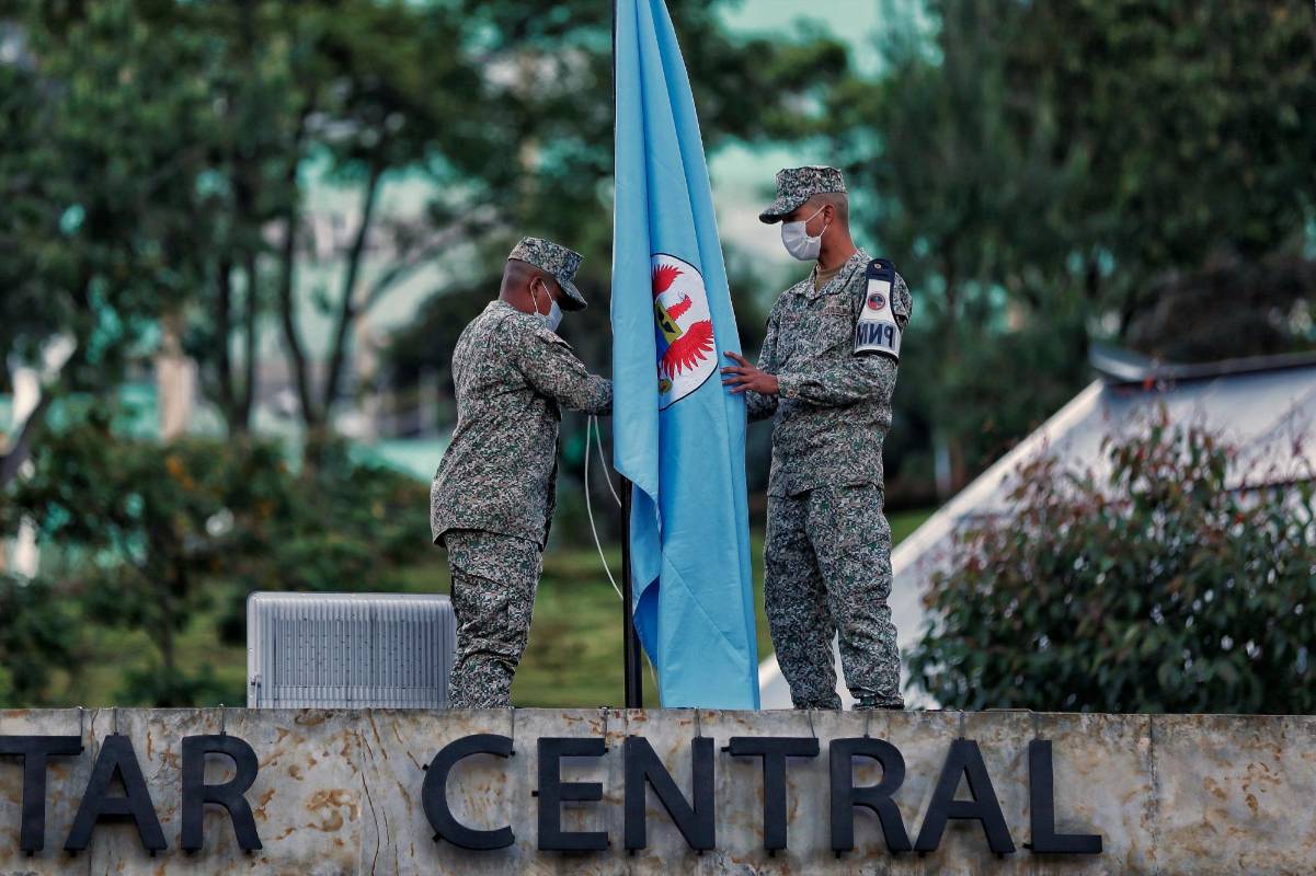 El Hospital Militar porta sus banderas a media asta tras la muerte del Ministro de Defensa. Foto: Colprensa