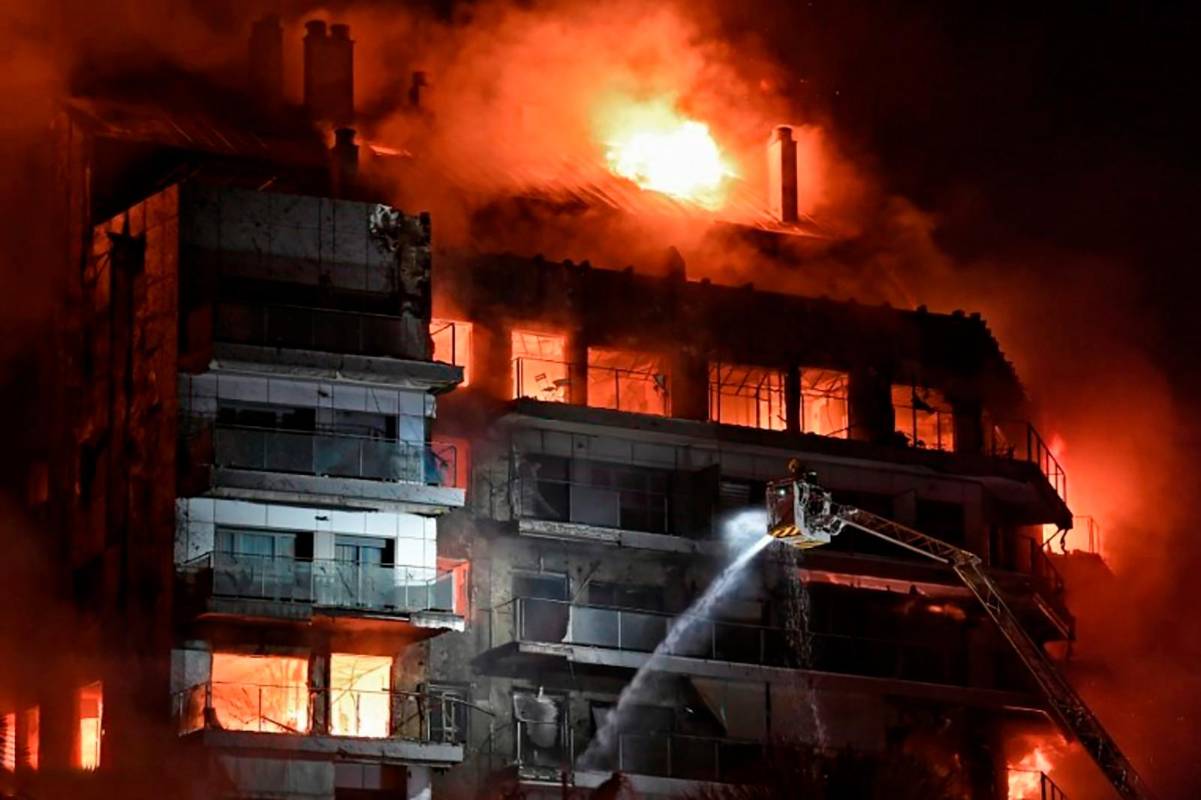 El incendio destruyó por completo un edificio de viviendas de unas catorce plantas. Foto: AFP