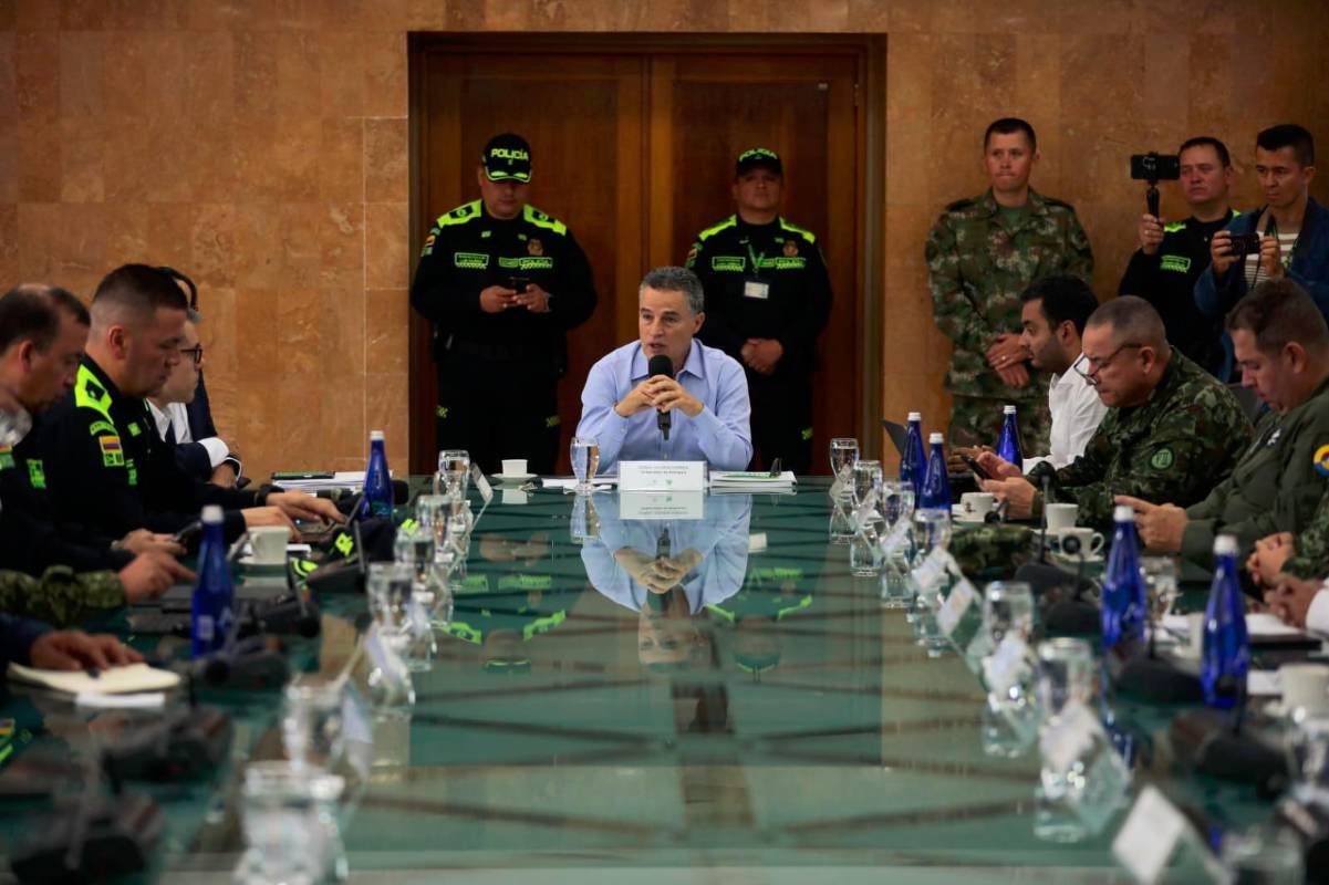 Posteriormente, se instaló el centro de control PMU (Puesto de Mando Unificado) en la gobernación. Allí, Aníbal Gaviria comentó que esta mañana hallaron explosivos en una escuela de Badillo (Ituango) la cual fue retirada con éxito, y aseguró que “la población de esa zona podrá asistir a la jornada de votación con un cuidado especial de la Fuerza Pública”. Hasta ahora se desconoce desde cuándo fueron instalados los artefactos y si pretendían afectar los comicios. Foto: Carlos Velásquez. 