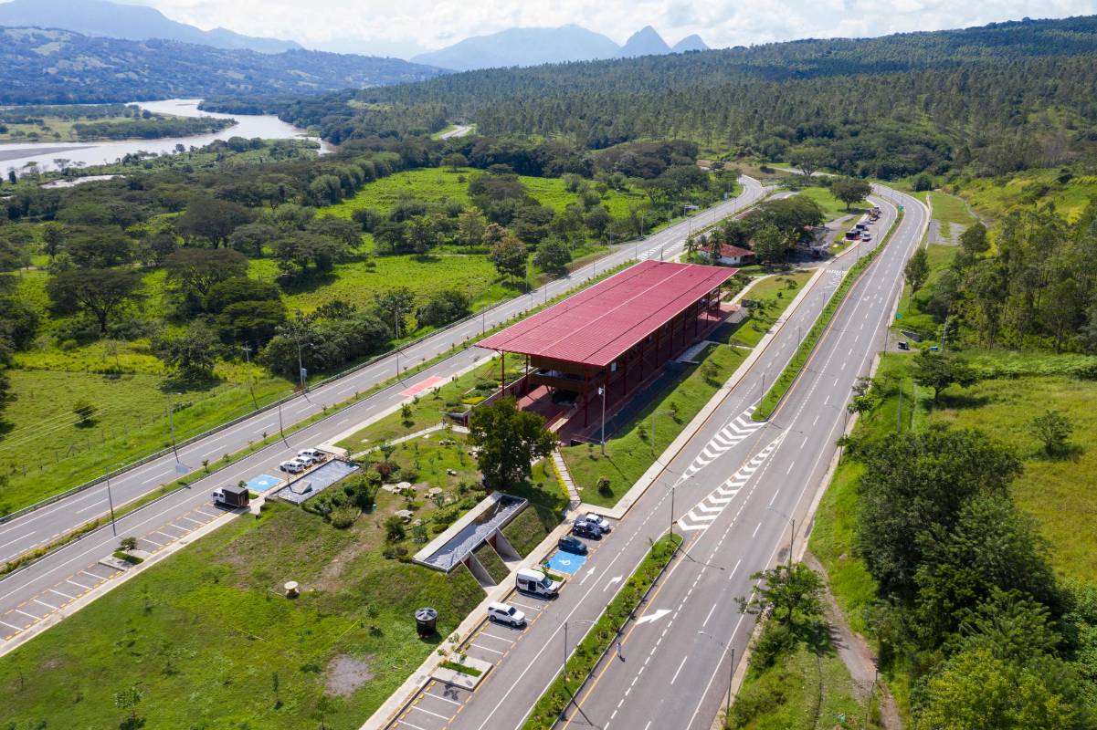 La nueva autopista tiene una longitud de 96,4 kilómetros, divididas en dos tramos: uno de vía rehabilitada entre La Pintada y Primavera (de 54 km) y otro de vía nueva, entre La Pintada y Bolombolo (de 42,4 km). Foto Manuel Saldarriaga