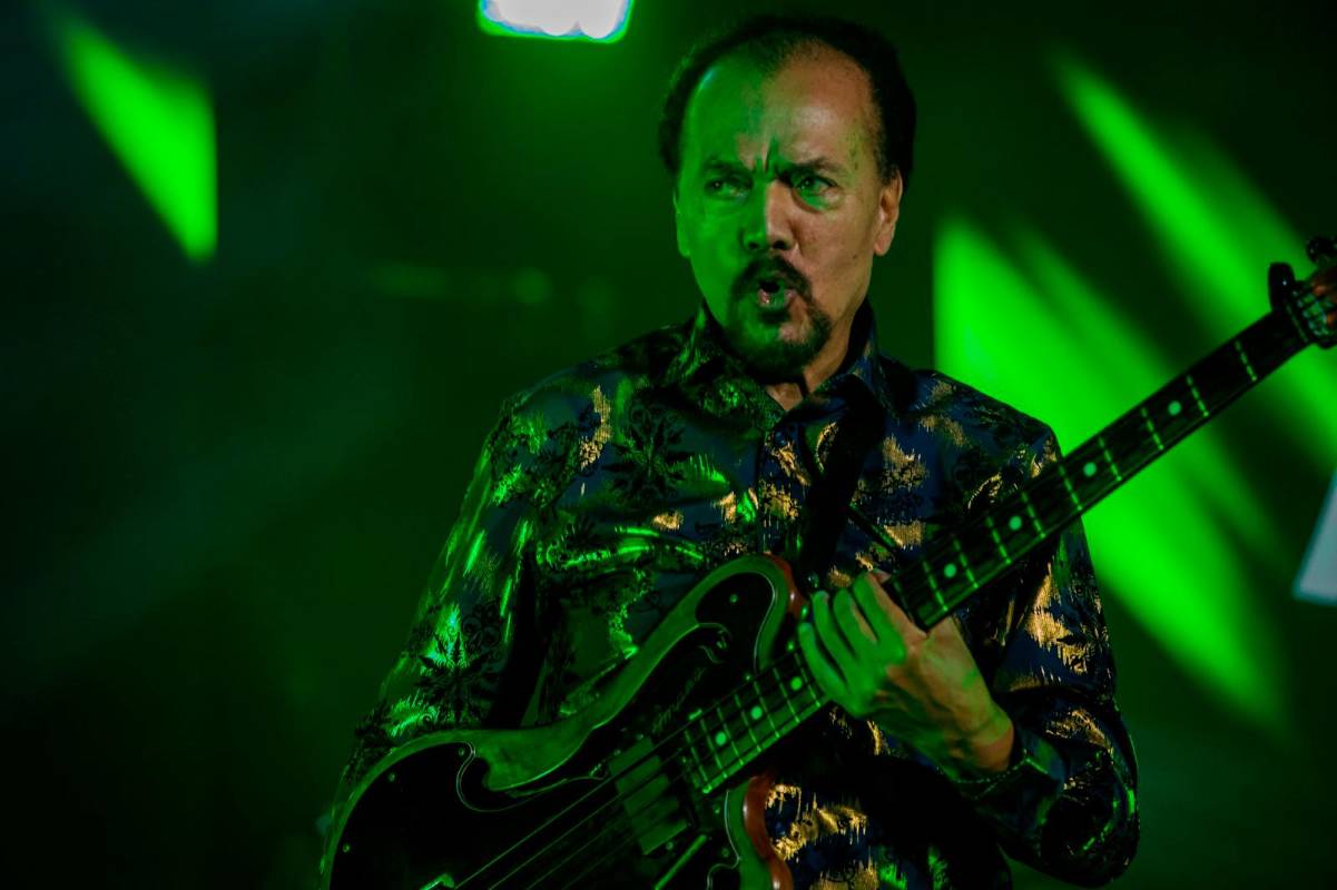 El puertorriqueño Bobby Valentín, bajista de la Fania All Stars. Foto: Carlos Velásquez