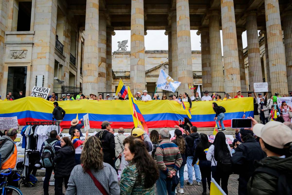Entre las quejas de los manifestantes en Bogotá se hizo referencia a la Paz Total, al aumento de la gasolina y a la reforma a la salud. Foto: Colprensa