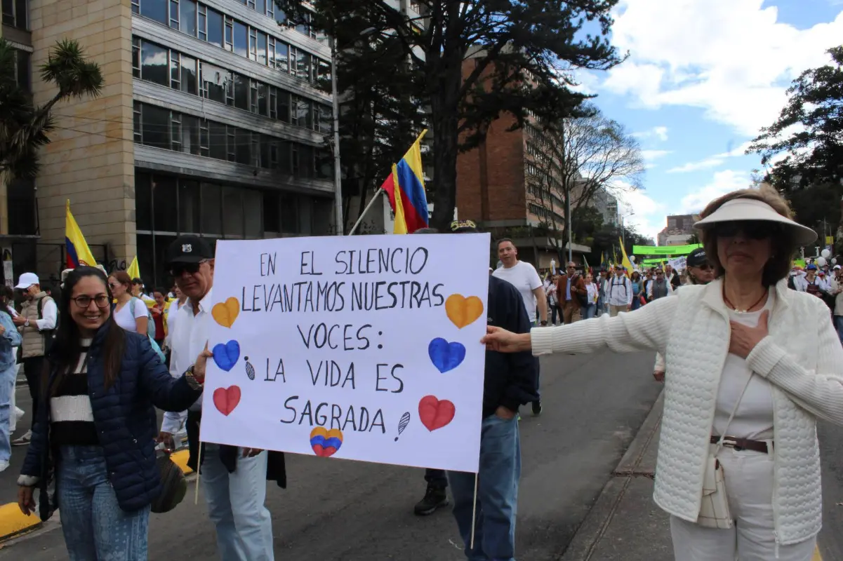 Colombia se unió en silencio para pedir respeto por la vida. Foto: Loren Buitrago