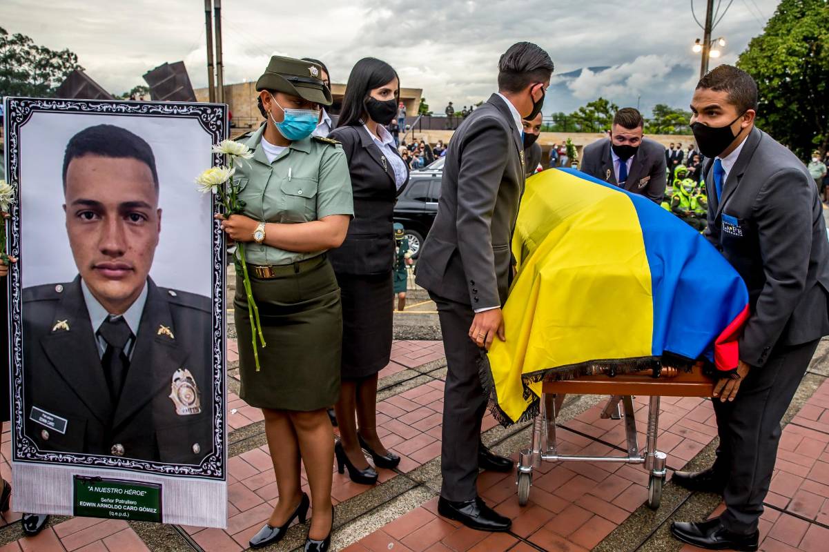 Las exequias se realizaron al caer la tarde de este viernes 12 de marzo en el cementerio Campos de Paz de Medellín. Foto Juan Antonio Sánchez Ocampo