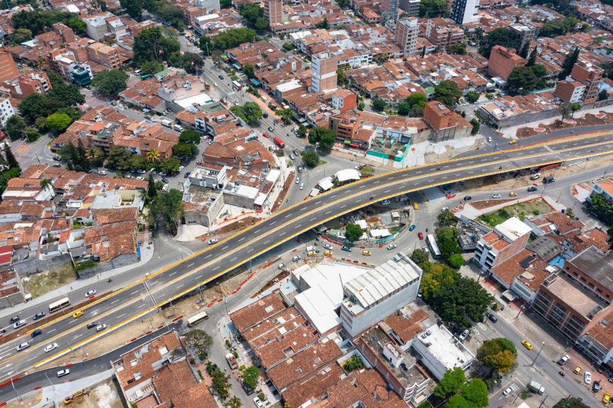 Por el momento el paso solo estará habilitado para los vehículos particulares, motos y taxis entre las 6:00 de la mañana y las 6:00 de la tarde, debido a que todavía falta instalar los postes de iluminación nocturna por parte de EPM. Foto: Manuel Saldarriaga Quintero.