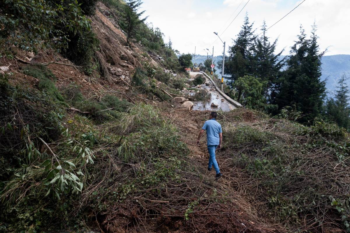En el corredor de Santa Elena, tras las intervenciones de remoción, se espera que para mañana se pueda habilitar la vía. Foto: Manuel Saldarriaga