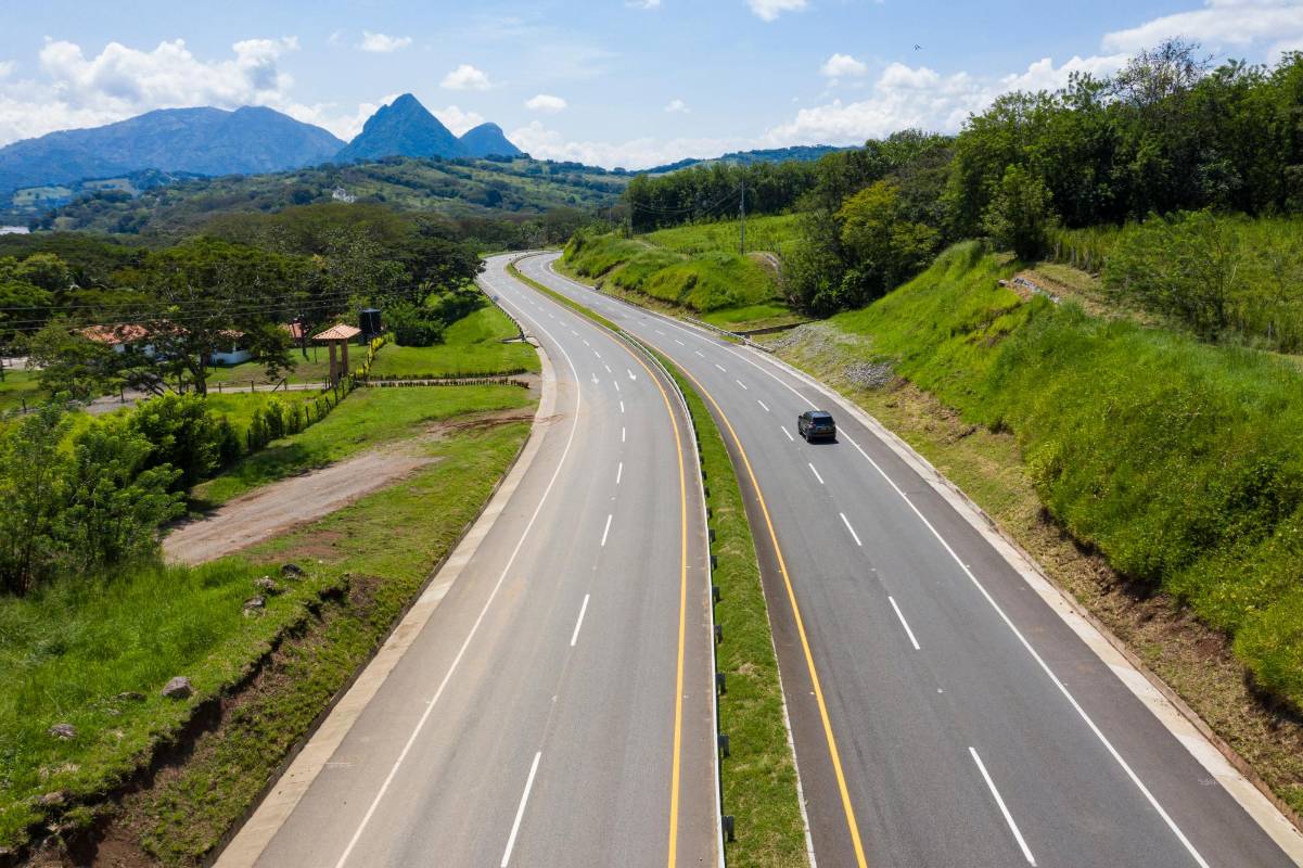La nueva autopista tiene una longitud de 96,4 kilómetros, divididas en dos tramos: uno de vía rehabilitada entre La Pintada y Primavera (de 54 km) y otro de vía nueva, entre La Pintada y Bolombolo (de 42,4 km). Foto Manuel Saldarriaga