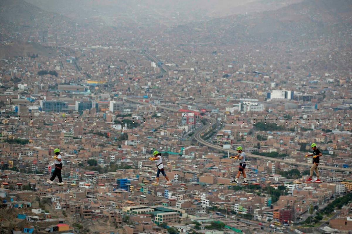 El puente colgante está ubicado en el sector conocido como las Lomas del Mirador, en San Juan de Lurigancho, considerado el más poblado de Lima. Foto: EFE 