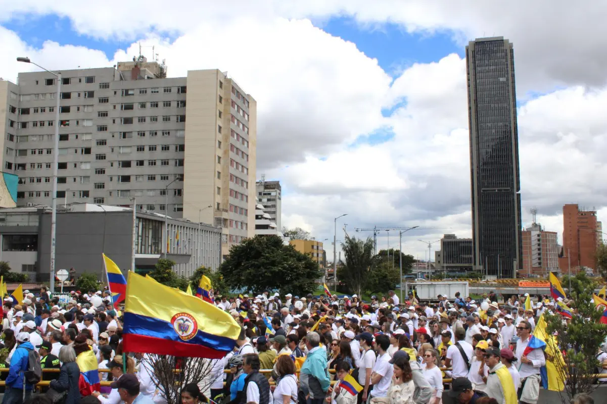  Ciudadanos vestidos de blanco recorren la carrera Séptima en Bogotá durante la Marcha del Silencio, convocada en rechazo al atentado contra Miguel Uribe Turbay. Foto: Loren Buitrago